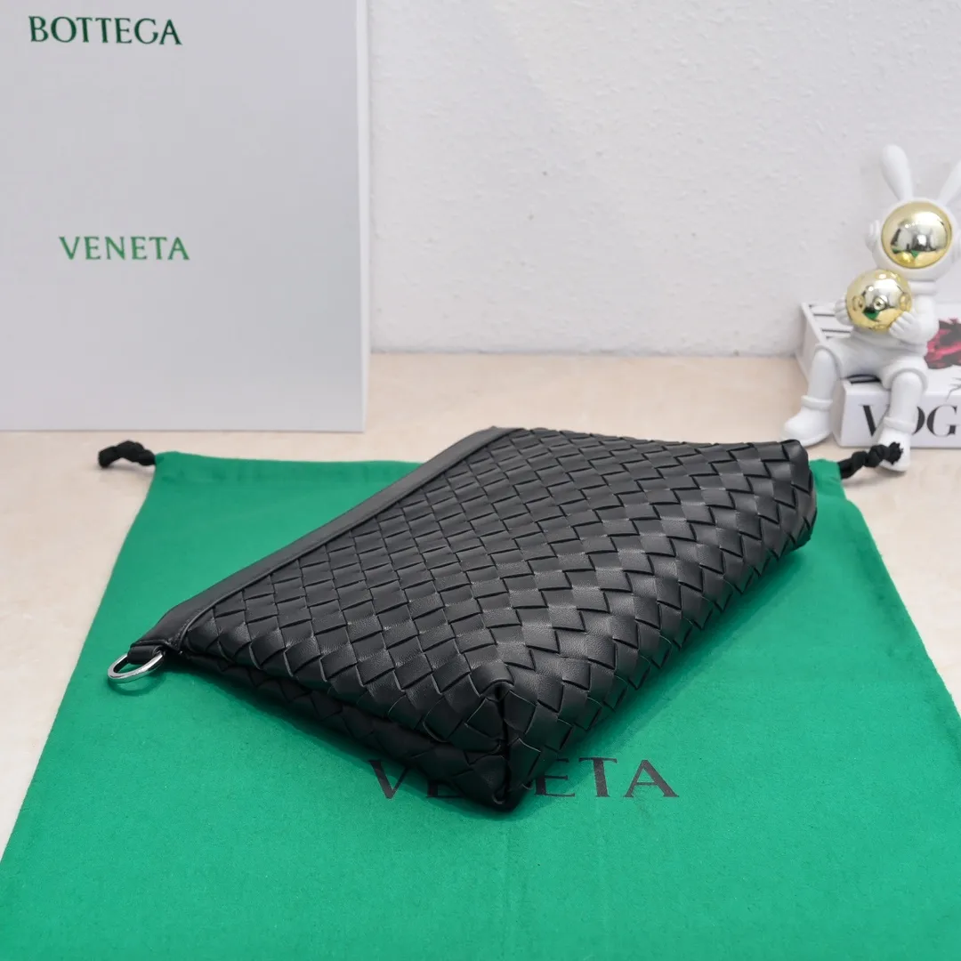 Batch 1360 Bottega Veneta's Bottega Veneta handbag transforms into a man in seconds ⌨️The texture is great! The weaving process is exquisite, simple and elegant, and it perfectly matches any clothes! Whether you are out on the street or on a date, it can instantly improve your overall taste. It can not only hold your wallet and mobile phone, but also the charm of your male god. Style number: 6518 Size: 33*22*7cm
